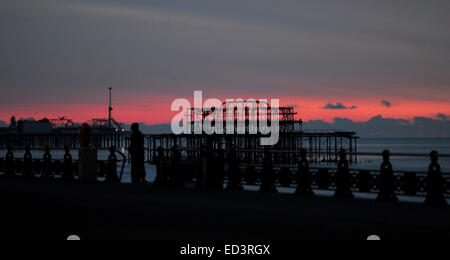 Brighton, Sussex, UK. 26. Dezember 2014. Boxing Day.  Es ist ein kalter klarer Morgen beim Sonnenaufgang über dem West Pier Stockfoto