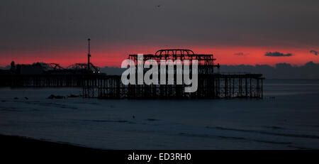 Brighton, Sussex, UK. 26. Dezember 2014. Boxing Day.  Es ist ein kalter klarer Morgen beim Sonnenaufgang über dem West Pier Stockfoto