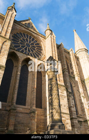 Das erste Denkmal des Weltkriegs und die östliche Fassade der Kathedrale von Durham, Durham City, Nordostengland, Großbritannien Stockfoto