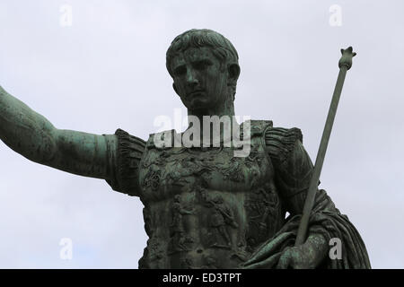 Bronzestatue des Kaisers Augustus (63 BC-14AD). Forum Augustus. Rom. Italien.
