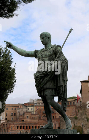 Bronzestatue des Kaisers Augustus (63 BC-14AD). Forum Augustus. Rom. Italien. Stockfoto