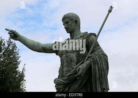 Bronzestatue von Kaiser Nerva (30 AD - 98 n. Chr.). Forum des Augustus. Rom. Italien. Detail. Stockfoto