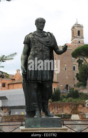 Bronze-Statue von Julius Caesar (100-44 v. Chr.). Forum von Julius Caesar. Rom. Italien. Stockfoto