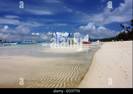 Philippinen. Insel Boracay Philippinen. Segelboote am Strand Boracay; Die Visayas; Philippinen.  Bankas auf weißem Sand. Bea weiß Stockfoto