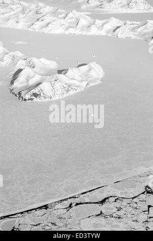 Aerial View von Grönlands Ostküste einschließlich Berg- und Gletscherwelt Stockfoto