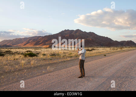 Potographer bei den Sonnenaufgang im Sossusvlei Park, Namibia Stockfoto