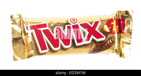 Amman, Jordanien - 5. Dezember 2014: Twix Schoko Bar isoliert auf weißem Hintergrund. Twix Schoko Bar gemacht von Mars, Incorporated Stockfoto