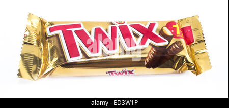 Amman, Jordanien - 5. Dezember 2014: Twix Schoko Bar isoliert auf weißem Hintergrund. Twix Schoko Bar gemacht von Mars, Incorporated Stockfoto