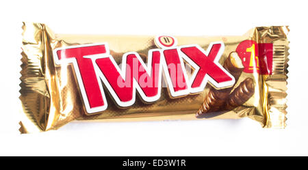 Amman, Jordanien - 5. Dezember 2014: Twix Schoko Bar isoliert auf weißem Hintergrund. Twix Schoko Bar gemacht von Mars, Incorporated Stockfoto