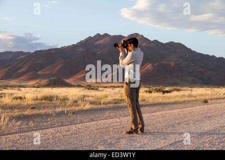 Fotograf bei den Sonnenaufgang im Sossusvlei Park, Namibia Stockfoto