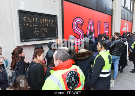 Oxford Street, London, UK. 26. Dezember 2014. Warteschlange außerhalb Selfridges als Boxing Day Sales beginnen im Londoner West End. Bildnachweis: Matthew Chattle/Alamy Live-Nachrichten Stockfoto