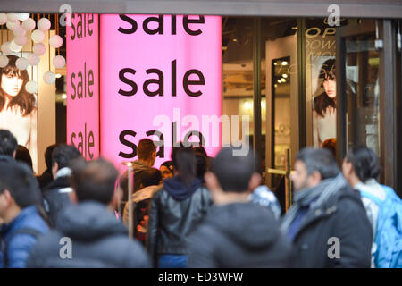 Oxford Street, London, UK. 26. Dezember 2014. Shopper genießen den Boxing Day Umsatz im Londoner West End. Bildnachweis: Matthew Chattle/Alamy Live-Nachrichten Stockfoto