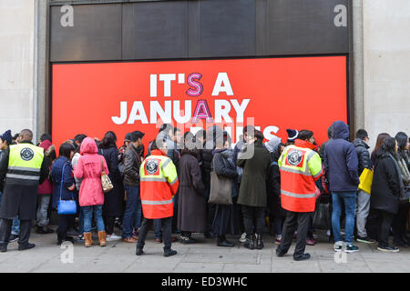 Oxford Street, London, UK. 26. Dezember 2014. Warteschlange außerhalb Selfridges als Boxing Day Sales beginnen im Londoner West End. Bildnachweis: Matthew Chattle/Alamy Live-Nachrichten Stockfoto