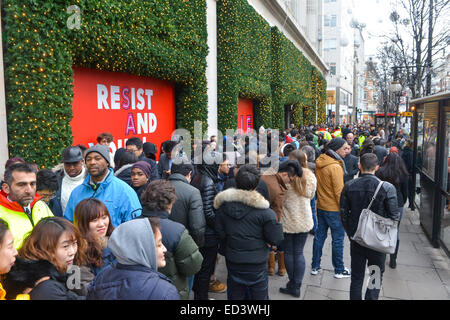 Oxford Street, London, UK. 26. Dezember 2014. Warteschlange außerhalb Selfridges als Boxing Day Sales beginnen im Londoner West End. Bildnachweis: Matthew Chattle/Alamy Live-Nachrichten Stockfoto