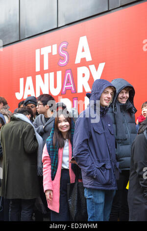 Oxford Street, London, UK. 26. Dezember 2014. Warteschlange außerhalb Selfridges als Boxing Day Sales beginnen im Londoner West End. Bildnachweis: Matthew Chattle/Alamy Live-Nachrichten Stockfoto