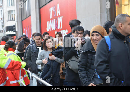 Oxford Street, London, UK. 26. Dezember 2014. Warteschlange außerhalb Selfridges als Boxing Day Sales beginnen im Londoner West End. Bildnachweis: Matthew Chattle/Alamy Live-Nachrichten Stockfoto