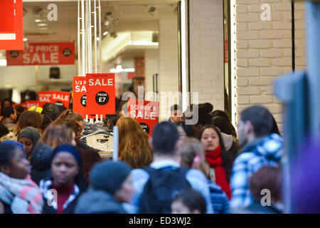 Oxford Street, London, UK. 26. Dezember 2014. Shopper genießen den Boxing Day Umsatz im Londoner West End. Bildnachweis: Matthew Chattle/Alamy Live-Nachrichten Stockfoto