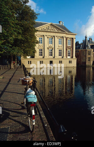 Niederlande, Den Haag, Mauritshuis-Museum und der Binnenhof Gebäudekomplex des Parlaments am Hofvijver Stockfoto