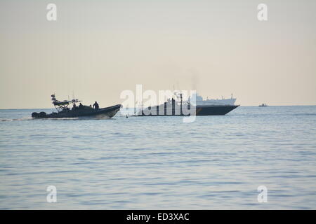 Gibraltar. 26. Dezember 2014. Catalan Bay spanischen Guardia Civil Patrouillenboot näherte sich die Gegend und in der Nähe der Küste neben einem spanischen Fischereifahrzeug gestoppt. Die Royal Gibraltar Police und die Royal Navy Gibraltar Geschwader näherte sich der spanische Patrouillenboot die weiterhin nähert sich spanische Schiffe in den Gewässern von Gibraltar zu sehen war. Bildnachweis: Stephen Ignacio/Alamy Live-Nachrichten Stockfoto