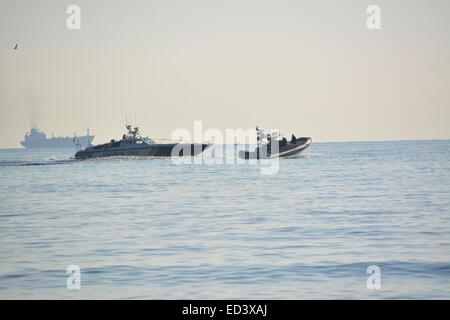 Gibraltar. 26. Dezember 2014. Catalan Bay spanischen Guardia Civil Patrouillenboot näherte sich die Gegend und in der Nähe der Küste neben einem spanischen Fischereifahrzeug gestoppt. Die Royal Gibraltar Police und die Royal Navy Gibraltar Geschwader näherte sich der spanische Patrouillenboot die weiterhin nähert sich spanische Schiffe in den Gewässern von Gibraltar zu sehen war. Bildnachweis: Stephen Ignacio/Alamy Live-Nachrichten Stockfoto