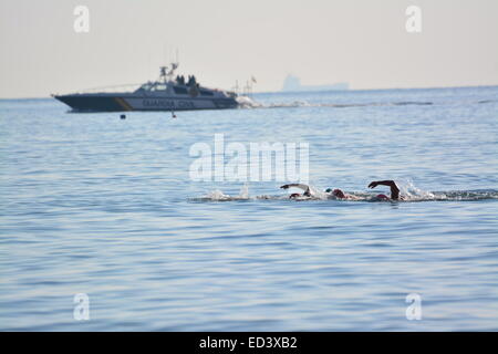 Gibraltar. 26. Dezember 2014. Catalan Bay – Guardia Civil gesehen Patrouille durch das Wasser neben Catalan Bay kurz vor der jährlichen Boxing Day Eisbär in Catalan Bay Gibraltar schwimmen. Die spanische Guardia Civil Patrouillenboot näherte sich die Gegend und in der Nähe der Küste neben einem spanischen Fischereifahrzeug gestoppt. Die Royal Gibraltar Police und die Royal Navy Gibraltar Geschwader näherte sich der spanische Patrouillenboot die weiterhin nähert sich spanische Schiffe in den Gewässern von Gibraltar zu sehen war. Bildnachweis: Stephen Ignacio/Alamy Live-Nachrichten Stockfoto