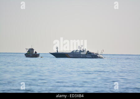 Gibraltar. 26. Dezember 2014. Catalan Bay spanischen Guardia Civil Patrouillenboot näherte sich die Gegend und in der Nähe der Küste neben einem spanischen Fischereifahrzeug gestoppt. Die Royal Gibraltar Police und die Royal Navy Gibraltar Geschwader näherte sich der spanische Patrouillenboot die weiterhin nähert sich spanische Schiffe in den Gewässern von Gibraltar zu sehen war. Bildnachweis: Stephen Ignacio/Alamy Live-Nachrichten Stockfoto