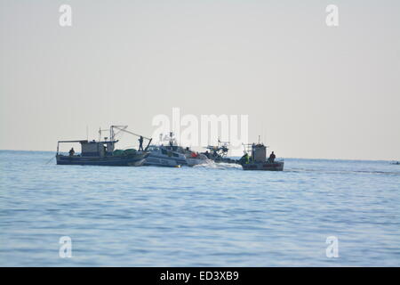 Gibraltar. 26. Dezember 2014. Catalan Bay spanischen Guardia Civil Patrouillenboot näherte sich die Gegend und in der Nähe der Küste neben einem spanischen Fischereifahrzeug gestoppt. Die Royal Gibraltar Police und die Royal Navy Gibraltar Geschwader näherte sich der spanische Patrouillenboot die weiterhin nähert sich spanische Schiffe in den Gewässern von Gibraltar zu sehen war. Bildnachweis: Stephen Ignacio/Alamy Live-Nachrichten Stockfoto