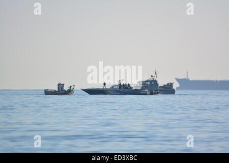 Gibraltar. 26. Dezember 2014. Catalan Bay – im Bild Gibraltar Squadron, Royal Gibraltar Police und der spanischen Guardia Civil Patrouillenboot neben einer spanischen Smøla Schiff.  Kurz vor der jährlichen Boxing Day Eisbär in Catalan Bay Gibraltar Schwimmer beobachtet schwimmen wie eine spanische Guardia Civil Patrouille Boot näherte sich die Gegend und in der Nähe der Küste neben einem spanischen Fischereifahrzeug gestoppt. Die Royal Gibraltar Police und die Royal Navy Gibraltar Geschwader näherte sich der spanische Patrouillenboot die weiterhin nähert sich spanische Schiffe in den Gewässern von Gibraltar zu sehen war. © Stephen Igna Stockfoto