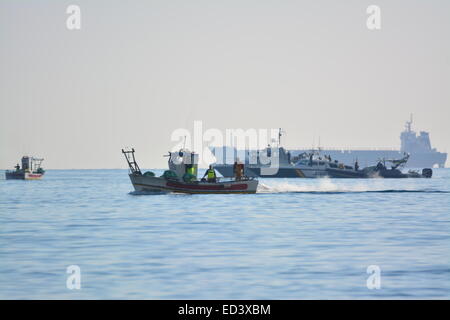 Gibraltar. 26. Dezember 2014. Catalan Bay spanischen Guardia Civil Patrouillenboot näherte sich die Gegend und in der Nähe der Küste neben einem spanischen Fischereifahrzeug gestoppt. Die Royal Gibraltar Police und die Royal Navy Gibraltar Geschwader näherte sich der spanische Patrouillenboot die weiterhin nähert sich spanische Schiffe in den Gewässern von Gibraltar zu sehen war. Bildnachweis: Stephen Ignacio/Alamy Live-Nachrichten Stockfoto