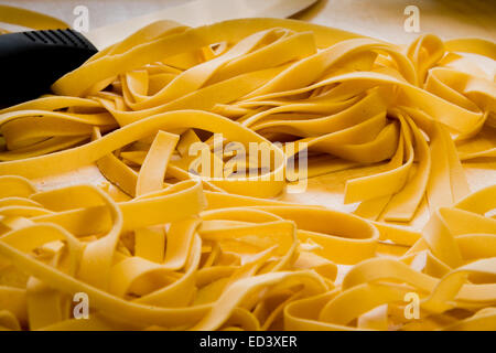 Bandnudeln oder Tagliatelle schneiden bereit, Kochen Stockfoto