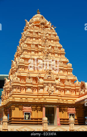 Sri Sakthi Vinyagar Hindu Tempel. Penang, Malaysia. Gutes Beispiel für eine detaillierte Gopuram oder Turm auf einem traditionellen hinduistischen Tempel Stockfoto