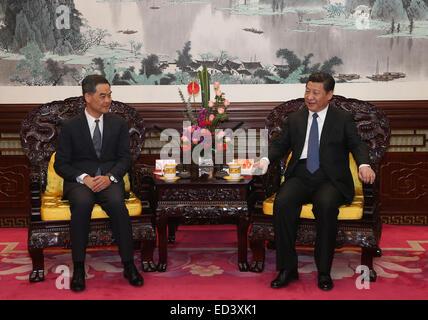 Peking, China. 26. Dezember 2014. Chinese President Xi Jinping (R) trifft sich mit Hong Kong spezielle Administrative Region Chief Executive Leung Chun-Ying in Peking, Hauptstadt von China, 26. Dezember 2014. Leung ist in Peking seine Arbeit, die zentrale Regierung Bericht zu erstatten. © Pang Xinglei/Xinhua/Alamy Live-Nachrichten Stockfoto