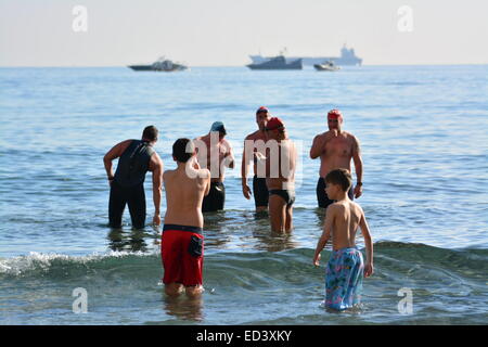 Gibraltar. 26. Dezember 2014. Catalan Bay – Schwimmer Aufwärmen bevor Eisbär als eine spanische Guardia schwimmen Civil Patrouillenboot näherte sich die Gegend und in der Nähe der Küste neben einem spanischen Fischereifahrzeug gestoppt. Die Royal Gibraltar Police und die Royal Navy Gibraltar Geschwader näherte sich der spanische Patrouillenboot die weiterhin nähert sich spanische Schiffe in den Gewässern von Gibraltar zu sehen war. Spanische Fischerboote wurden seit 0930hrs am zweiten Weihnachtstag in Gibraltar Gewässern beobachtet und das Gebiet bis nach dem Weggang von der Guardia Civil Schiff nicht verlassen. © Stephen Ignacio/Alamy L Stockfoto