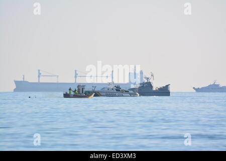 Gibraltar. 26. Dezember 2014. Catalan Bay spanischen Guardia Civil Patrouillenboot näherte sich die Gegend und in der Nähe der Küste neben einem spanischen Fischereifahrzeug gestoppt. Die Royal Gibraltar Police und die Royal Navy Gibraltar Geschwader näherte sich der spanische Patrouillenboot die weiterhin nähert sich spanische Schiffe in den Gewässern von Gibraltar zu sehen war. Bildnachweis: Stephen Ignacio/Alamy Live-Nachrichten Stockfoto