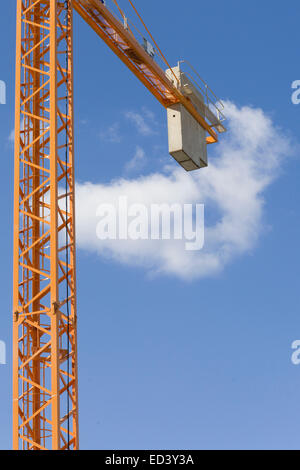 Kran gegen einen blauen Himmel London England Stockfoto