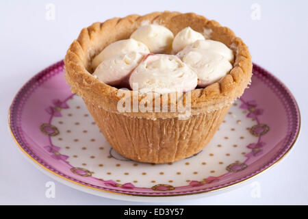 Tesco frische Erdbeere & Creme Puddingtörtchen auf Platte isoliert auf weißem Hintergrund Stockfoto