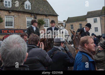 Chipping Norton, Oxfordshire. VEREINIGTES KÖNIGREICH. 26. Dezember 2014. Mitglieder der Heythrop Hunt sammeln für die jährliche Boxing Day Jagd in Chipping Norton, Oxfordshire. Rund tausend Menschen stellte sich heraus, dass es sich um die Heythrop Hunt für ihre jährliche Boxing Day Jagd Ausreiten zu sehen. Dieses große Treffen begann mit die Fahrern Treffpunkt vor The Fox Hotel.Donations wurden gesammelt von den Massen zu finanzieren, den anhaltenden Kampf um das Jagdverbot aufgehoben haben. Bildnachweis: Desmond Brambley/Alamy Live-Nachrichten Stockfoto