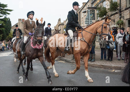 Chipping Norton, Oxfordshire. VEREINIGTES KÖNIGREICH. 26. Dezember 2014. Mitglieder der Heythrop Hunt sammeln für die jährliche Boxing Day Jagd in Chipping Norton, Oxfordshire. Rund tausend Menschen stellte sich heraus, dass es sich um die Heythrop Hunt für ihre jährliche Boxing Day Jagd Ausreiten zu sehen. Dieses große Treffen begann mit die Fahrern Treffpunkt vor The Fox Hotel.Donations wurden gesammelt von den Massen zu finanzieren, den anhaltenden Kampf um das Jagdverbot aufgehoben haben. Bildnachweis: Desmond Brambley/Alamy Live-Nachrichten Stockfoto