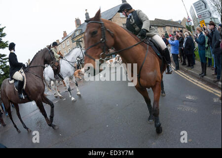 Chipping Norton, Oxfordshire. VEREINIGTES KÖNIGREICH. 26. Dezember 2014. Mitglieder der Heythrop Hunt sammeln für die jährliche Boxing Day Jagd in Chipping Norton, Oxfordshire. Rund tausend Menschen stellte sich heraus, dass es sich um die Heythrop Hunt für ihre jährliche Boxing Day Jagd Ausreiten zu sehen. Dieses große Treffen begann mit die Fahrern Treffpunkt vor The Fox Hotel.Donations wurden gesammelt von den Massen zu finanzieren, den anhaltenden Kampf um das Jagdverbot aufgehoben haben. Bildnachweis: Desmond Brambley/Alamy Live-Nachrichten Stockfoto