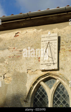 Warum stehen blicken? Werden Sie über Ihr Unternehmen. Zählen Sie nur die sonnigen Stunden. Sonnenuhr an St. Michaels Kirche, South Elmham, Suffolk, UK Stockfoto