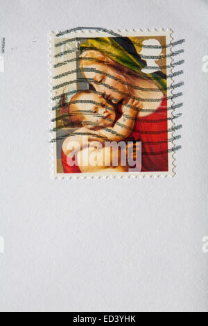 Weihnachtsmarke 1. Klasse mit madonna und Kind auf weißem Umschlag - Briefmarke 1. Klasse Stockfoto