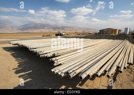 Bewässerung Rohre im kalifornischen Central Valley, das im Griff der eine vierjährige ist lange Dürre. Die katastrophale Dürre bedeutet, dass keine Pflanzen ohne knapper Bewässerungswasser wachsen werden. Vielen Bereichen der landwirtschaftlichen Flächen wurden aufgrund der Trockenheit aufgegeben. Stockfoto
