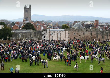 Fahrer und Zuschauer versammeln sich für The Ludlow Jagd Boxing Day treffen sich bei Ludlow Castle Stockfoto