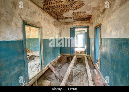 Verlassenes Haus innen im weißrussischen Dorf. Tschernobyl-Katastrophen. Diese verlassene Häuser und ganze Dörfer müssen entsorgt werden Stockfoto