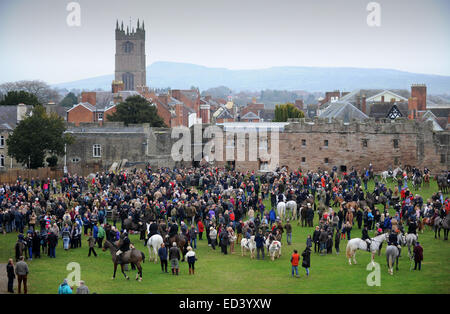 Fahrer und Zuschauer versammeln sich für The Ludlow Jagd Boxing Day treffen sich bei Ludlow Castle Stockfoto