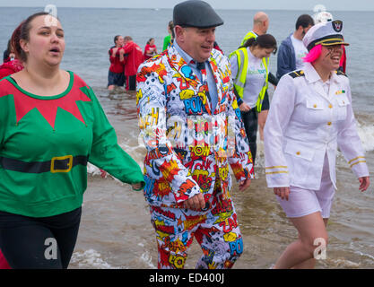 Teilnehmer kommen aus dem Meer in die traditionellen Boxing Day Charity "Dip" in Redcar Cleveland UK 26. Dezember 2014 Stockfoto