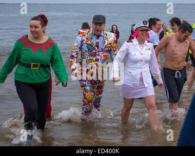Teilnehmer kommen aus dem Meer in die traditionellen Boxing Day Charity "Dip" in Redcar Cleveland UK 26. Dezember 2014 Stockfoto