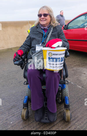 Cleveland, UK. 26. Dezember 2014. Frau sammelt Geld für sponsoring Wohltätigkeitsorganisationen Teesside Lions Club und Redcar Rotary bei den traditionellen Boxing Day Charity "Dip" in Redcar Cleveland UK 26. Dezember 2014 Credit: Peter Jordan NE/Alamy Live News Stockfoto