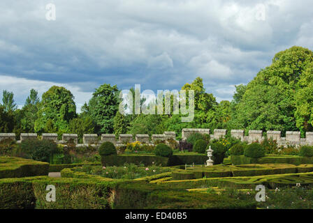 Die formale Gärten bei Chillingham Castle in Northumberland, England, UK Stockfoto