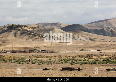 Ölfelder in der Nähe von Bakersfield im kalifornischen Central Valley, USA. Stockfoto